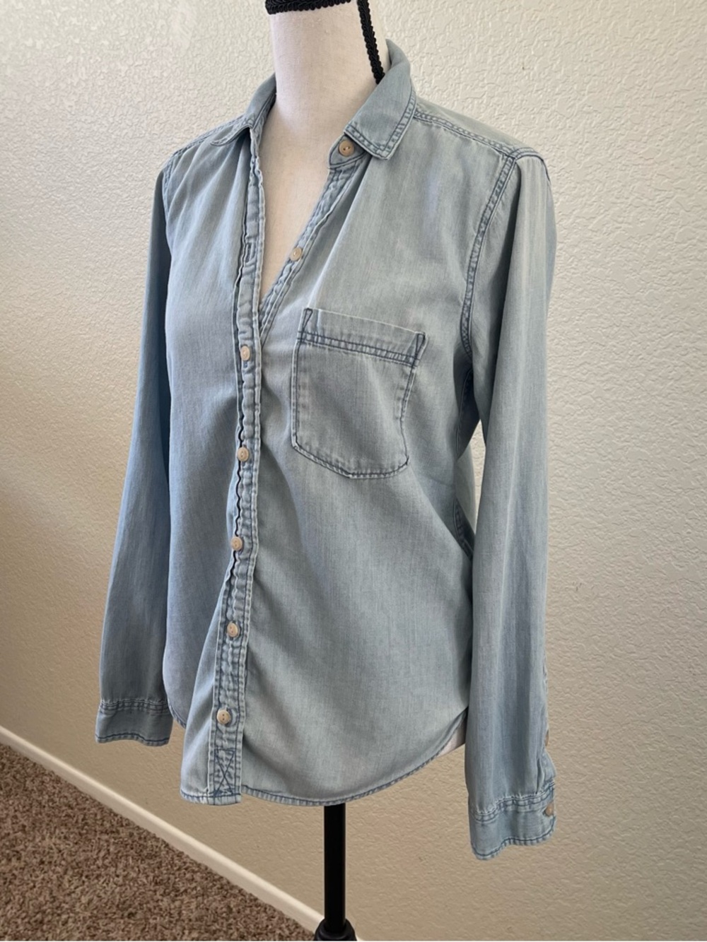 Abercrombie & Fitch Lightweight Blue Denim Button Up Women's Shirt Size S Y2K